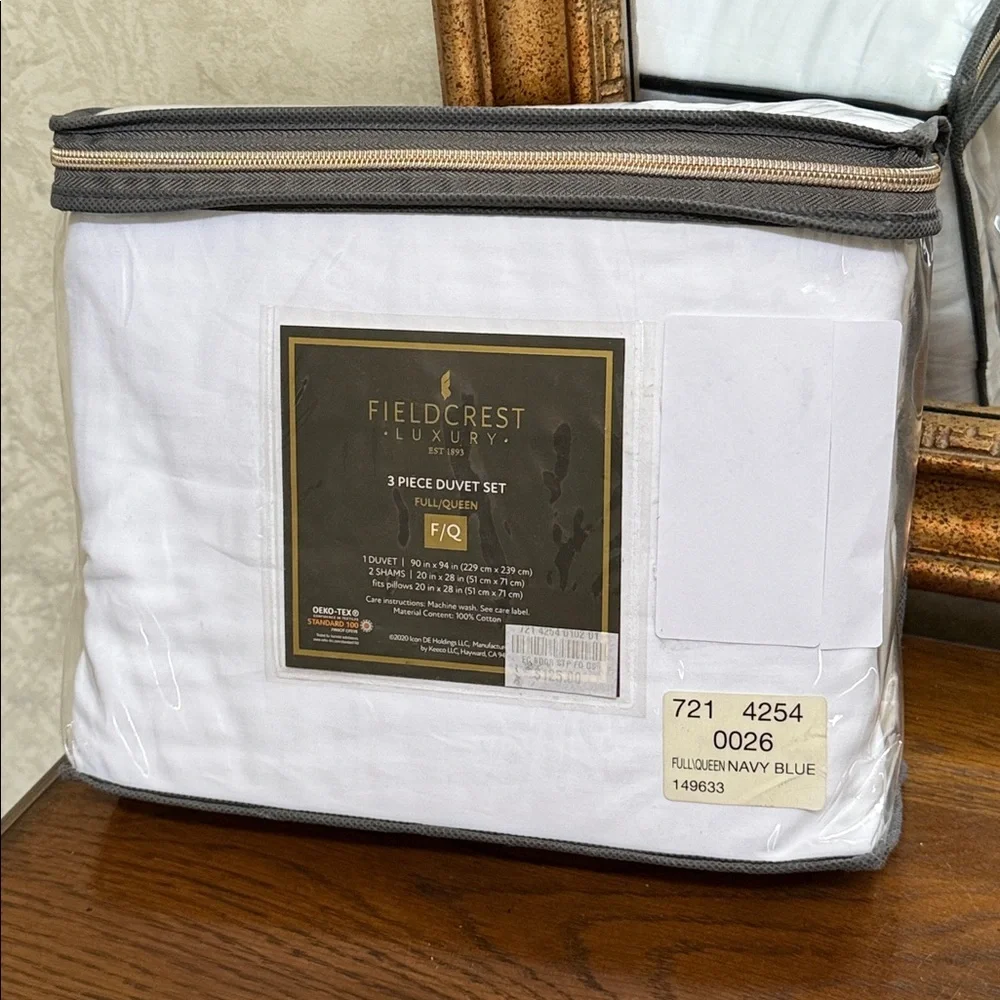 Fieldcrest Duvet Set- White with Navy Striped Border. Size Full/Queen.